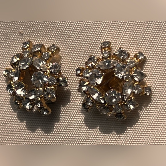 Kramer New York  1950's Gold Plated Brass Filagree  Earrings with Rhinestone - Picture 6 of 8